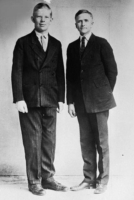 <p>Robert Ladlow (solda), şimdiye kadar yaşayabilecek en uzun boylu kişi olarak kaydedilmiş. Burada babası ile birlikteyken 8 yaşında.</p>

<p> </p>

