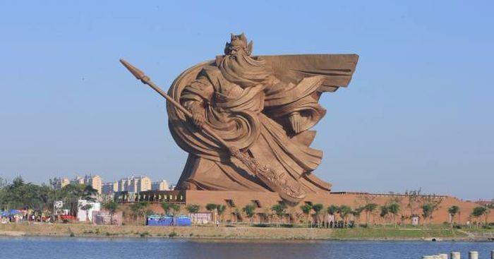<p>Çin'in en büyük heykellerinden biri olan The God of War, Guan Yu</p>

<p> </p>

