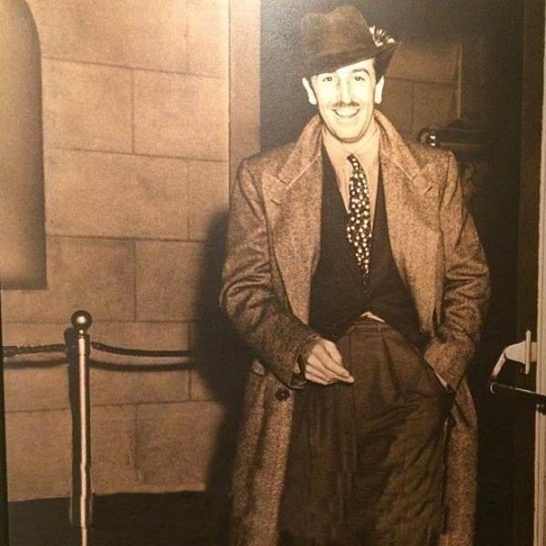 <p>DisneyLand'da Walt Disney'in tüm fotoğrafları sigaralıydı, ve hepsini photoshop ile kaldırdılar.</p>

<p> </p>
