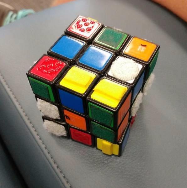 <p>Görme engelli birisinin rubik küpü</p>
