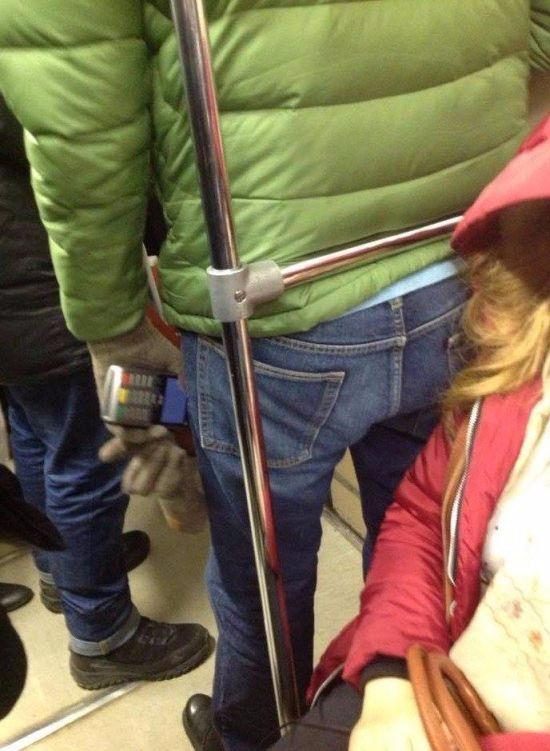 <p>Bu adam bir (POS) cihazıyla dolaşırken bulundu. Tek yapması gereken, £ 30'dan daha düşük bir fiyat girmek ve daha sonra cüzdanınızı içeren cebe dokunmak ve dokunma ödemeli etkin kredi / bankamatik kartında otomatik olarak ücretlendirilmeniz.</p>

<p> </p>
