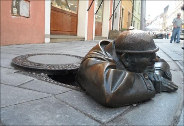 <p>İş Üstündeki Adam (Man At Work) - Bratislava, Slovakya</p>

<p> </p>
