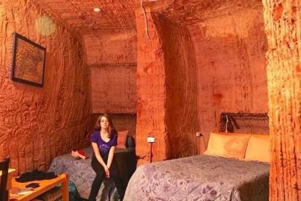 <p>Bu mağaraların güvenlik, barınma ve konforlu bir ısı ortamı oluşturması bir yana duvarlarında gerçek opaller bulunuyor. </p>
