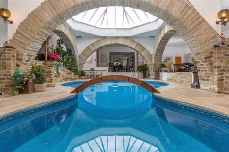 <p>41 sene boyunca ailesiyle birlikte bu özel evde yaşayan Arthur Quarmby, aynı zamanda bu evi tasarlayan kişi. Evde 4 yatak odası, lavabo, havuz ve muhteşem bir teras yer alıyor.</p>
<p> </p>