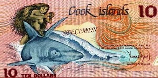 <p><strong>Cook Adaları’nın 10 dolarlık banknotları</strong></p>

<p>15 takımadadan meydana gelen Güney Pasifik ülkesi, Yeni Zelanda’ya bağlı olmasının etkisiyle geçmişte Yeni Zelanda Doları kullansa da, bugün Polinezya kültürünü yansıtan çok renkli ve canlı baknotlara sahip. Resimde görüldüğü üzere bu 10 dolarlık banknotta, köpekbalığına binen üstsüz bir kadın var. Tahmin edileceği üzere ülke sınırları haricindeki hiçbir dünya bankasının kabul etmediği bu parayı çok merak ederseniz, vizesiz gidebileceğiniz bu ülkede elinize alabilirsiniz.</p>

