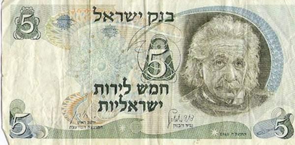 <p><strong>İsrail’in Einstein’li banknotu</strong></p>
<p>1952’te İsrail’ in ilk başbakanı David Ben-Gurion, Albert Einstein’a, paralarının üzerinde resminin bulunmasını teklif etti. Einstein teklifi reddetse de İsrail yine de Einstein’ı onurlandırmak istedi ve 1968’de İsrail Merkez Bankası ilk para birimleri olan lirotu yaratırken 5 lirotun üzerinde Einstein’a yer verdi.</p>