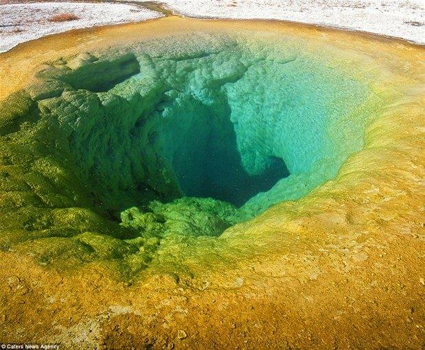 <p> Güzellik Havuzu (Yellowstone Milli Parkı, ABD)</p>

<p>Güzellik havuzuna yakından bakış… Bu gölcük Kromatik Kaynak adı verilen yakınlardaki bir başka gölcüğe bağlı. Su birikintilerinin birinin seviyesi yükseldiğinde diğerininki düşüyor.</p>
