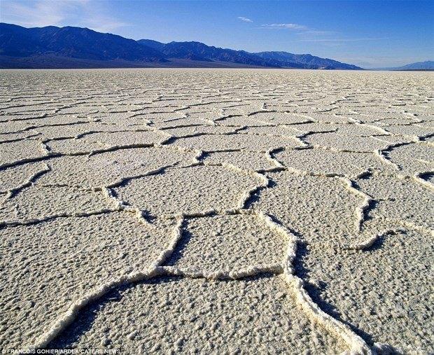 <p> Badwater Tuz Düzlükleri (California, ABD)</p>

<p>Burası 86 metreyle ABD’nin en alçak noktası.</p>
