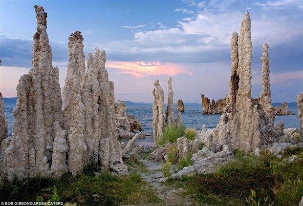 <p> Tufa Tepeleri (Mono Gölü, Sierra Nevada, ABD)</p>

<p>Mono Gölü bir kapalı havza, yani su girebiliyor ancak çıkamıyor. Suyun buradan çıkmasının tek yolu kaynaması.</p>
