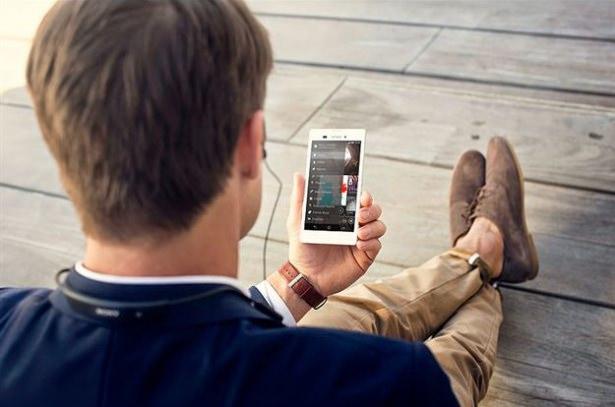 <p>Barındırmış olduğu 2,500mAh değerindeki bataryası ile kullanıcılarına yaklaşık 13 saat kullanım ömrü vaat eden cihaz, 150Mbps indirme hızına sahip. Ayrıca telefonda güç kullanımını azaltmak için Stamina modu da bulunuyor.</p>

<p> </p>
