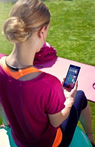 <p>Beyaz, siyah ve mor olmak üzere üç farklı renk seçeneği bulunuyor.</p>

<p> </p>
