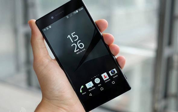 <p>Sony Xperia Z5 Premium</p>

<p>Dahili hafıza: 32 GB</p>

<p>Harici depolama olanağı: 256 GB'a kadar yükseltilebiliyor</p>

<p>Arka kamera: 23 MP, ön yüzde 5.1 MP kamera</p>
