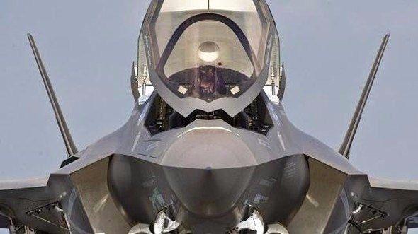 <p>Bugüne kadar geliştirilmesi ve üretimi ile tarihin en pahalı savaş uçağı olarak gösterilen Lockheed Martin'nin F-35 Joint Strike Fighter serisinden üç uçak İngiltere’de görücüye çıktı. </p>

<p> </p>
