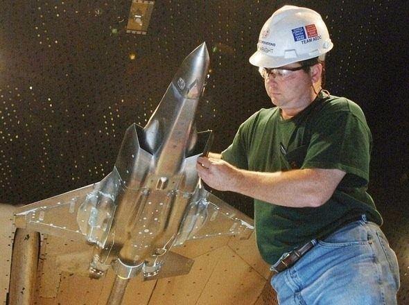 <p>İngiltere Savunma Bakanı Michael Fallon, uçaklarla ilgili olarak “The F-35B’ler şu anda en gelişmiş jetler” dedi.</p>
<p> </p>