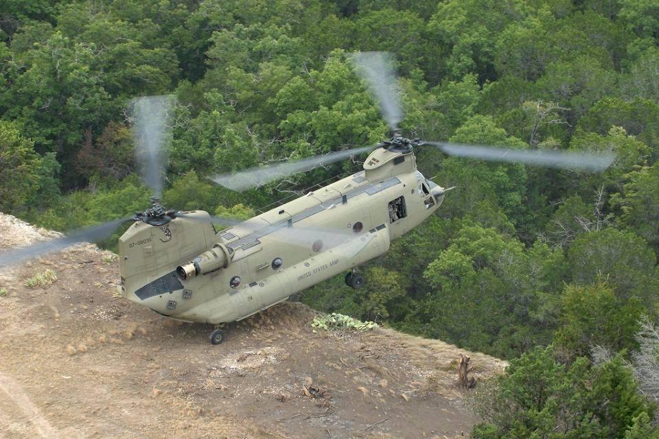 <p>Kara Kuvvetleri Komutanlığı’nın ağır yük helikopteri ihtiyacını karşılamaya yönelik Amerika’dan askeri dış alım yoluyla alınan Chinook ağır yük helikopteri CH-47F’in ikincisi de envantere girdi.</p>

<p> </p>
