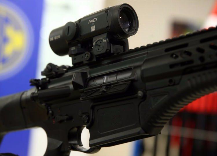 <p>MPT-76, tasarımından itibaren tamamen yerli olan ve hiç bir ülkeden teknoloji transferi yapılmadan üretilen modern piyade tüfeğinin teknik özelliklerine de son şekli verildi.</p>
