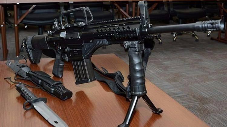 <p>Yetkililer, milli piyade tüfeğinin, çok sayıda özelliği bünyesinde barındırdığını, çok kademeli ayarlanabilir teleskopik dipçiği bulunan tüfeğin emniyet mandalı, şarjör mandalı ve kurma kolunun hem sağ, hem de sol el ile kullanmaya uygun şekilde tasarlandığı belirtiliyor.</p>
