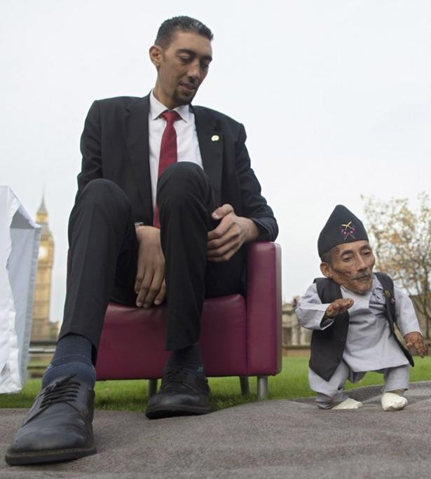 <p>Guinness Rekorlar Kitabı’nın 60. yılı nedeniyle Londra'da dünyanın en kısa boylu insanı Nepalli Chandra Bahadur Dangi ile dünyanın en uzun insanı Türk Sultan Kösen ilk kez bir araya gelmişti.</p>

<p> </p>
