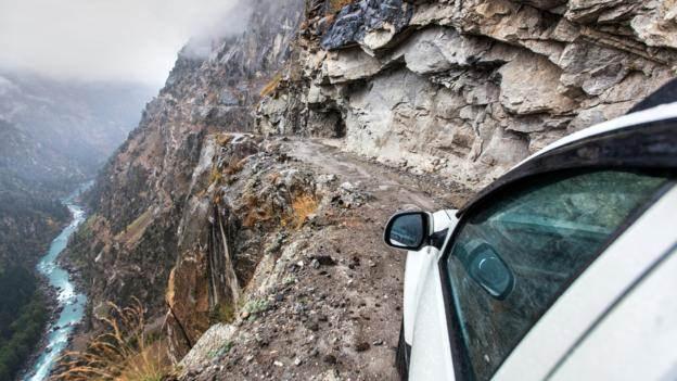 <p>Geçen kış beş kafadar Hindistan’ın en tehlikeli yollarından birinde arabayla yola koyulmuş, muhteşem manzaraları görüntüledi. </p>

<p> </p>

