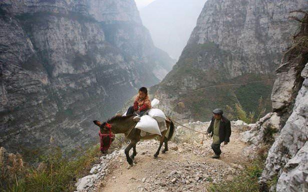 <p>Okula giden bu yolda eşek ya da at olmadan birşeyler taşıyanı görmek çok zor. Okula gitmek ise ortalama 5 saat sürüyor.</p>

<p> </p>
