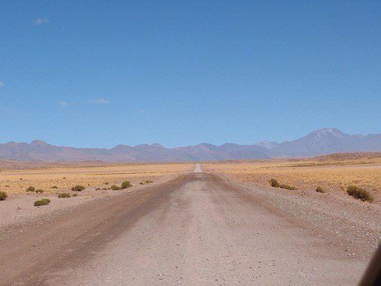 <p><strong>Arica-Iquique Yolu</strong><br />
Şili’nin Arica ve Iquique şehirlerini birbirine bağlayan yol ıssız topraklardan ve derin vadilerden geçiyor.</p>
