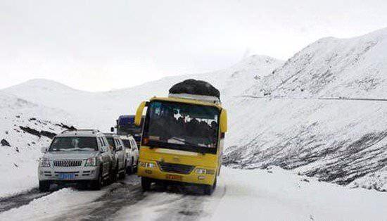 <p><strong>Siçuan-Tibet Otoyolu</strong><br />
Çin’in Siçuan Eyaleti’ndeki Çengdu kentini Tibet’in başkenti Lhasa’ya bağlayan yol dünyanın en yüksek yollarından biri.</p>
