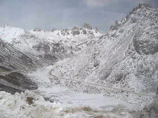<p>Yüksekliği 4-5 bin metre olan 14 dağı ve 10’a yakın ırmağı aşan yol yılın çoğunda kar altında...</p>

<p> </p>
