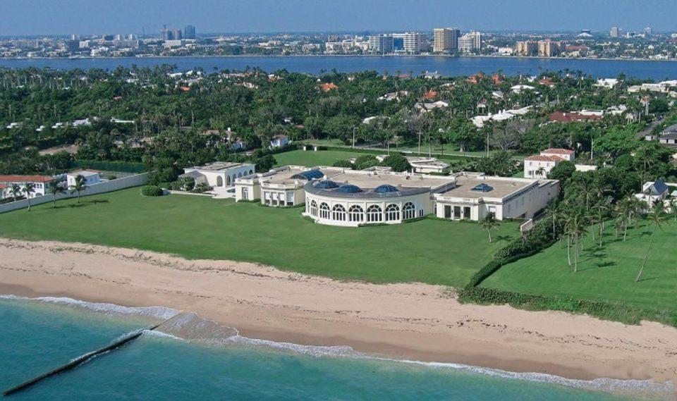 <p><strong>13) MAISON DE L’AMITIE / FLORIDA / ABD 276 milyon lira</strong><br />
<br />
Florida’nın Palm Beach bölgesinde. Elbette plaj, malikaneye özel. Ev, yaklaşık 10 bin metrekare. Son sahibi Donald Trump’tı. İçinde 50 arabalık bir garajı var. Altınlarla, elmaslarla süslenen ev eşyaları hala içinde.</p>

<p> </p>
