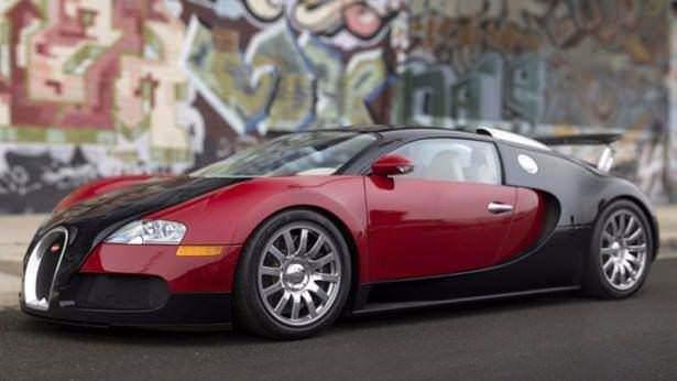 <p>2006 Bugatti Veyron 16.4 "001", koduyla dünyada ilk üretilen Veyron</p>