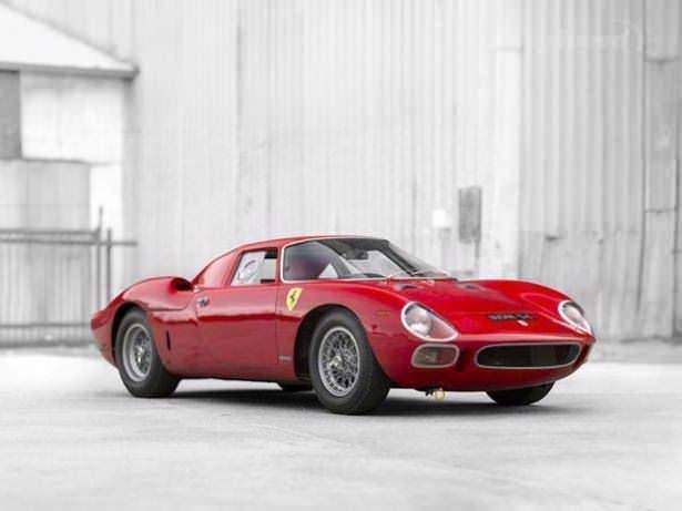 <p>1964 Ferrari 250 LM Çok nadir bulunan bu araç el yapımı gövdesi ve yarış arabası görünümü ile bir döneme damga vurmuştu.</p>