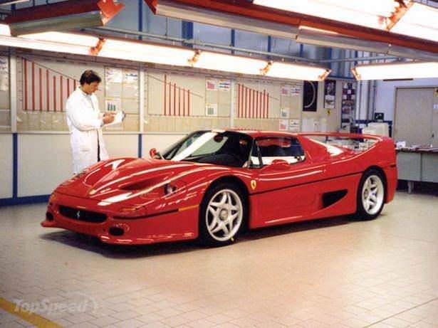 <p>1995 Ferrari F50 F1 araçlarına özenilerek üretilen ve performans olarak onları aratmayacak olan 349 tane F50'lerden bir tanesi</p>
