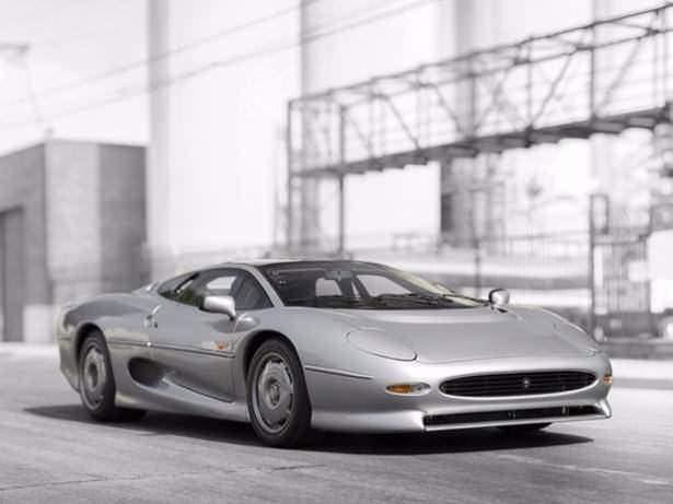 <p>1993 Jaguar XJ220 Jaguar'ın ilk süpercar aracı olan ve sadece 281 tane üretilen XJ220'lerden bir tanesi...</p>
