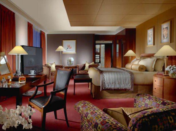 <p>1680 metrekarelik oda, dünyada sadece üç otelde bulunan 103 ekranlı Bang&Olufsen BeoVision 4 tane televizyona sahip.</p>
