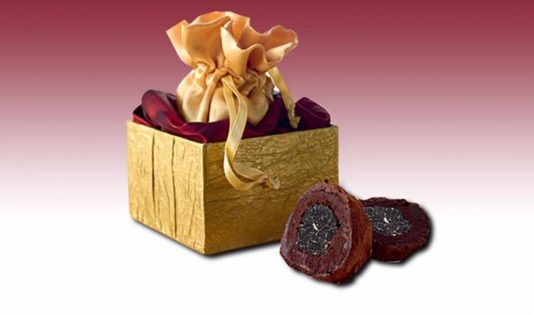 <p>Danimarkalı Fritz Knipschildt tarafından yaratılan Le Madeline au Truffle isimli çikolata çeşidinin kilosu 9000 TL’den satılmaktadır. Tamamen el yapımı ve doğal ürünler kullanılarak imal edilen bu çikolata üzerinde bazen saf altından süslemeler bulunur.</p>

<p> </p>
