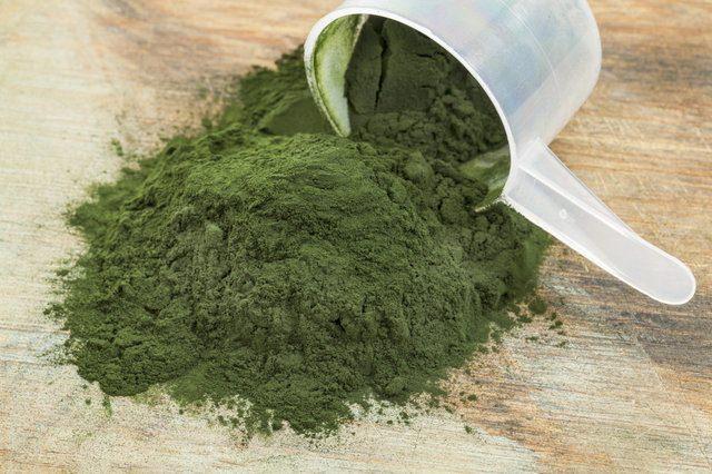 <p><strong>Spirulina</strong><br />
<br />
Spirulina yüksek besin değerine sahip ve sağlığa yararlı olduğu bilinen bir su yosunudur. Spirulina pek çok kişi tarafından kalp sorunları veya metabolizmayla ilgili şikayetler için önerilmektedir.<br />
<strong>Kalori</strong>: 20 <strong>Yağ</strong>: 0.5 g, <strong>Kolesterol</strong>: 0 mg, <strong>Sodyum</strong>: 73 mg, <strong>Karbonhidrat</strong>: 1.7 g, <strong>Lif</strong>: 0.3 g, <strong>Şeker</strong>: 0.2 g, <strong>Protein</strong>: 4g.</p>
