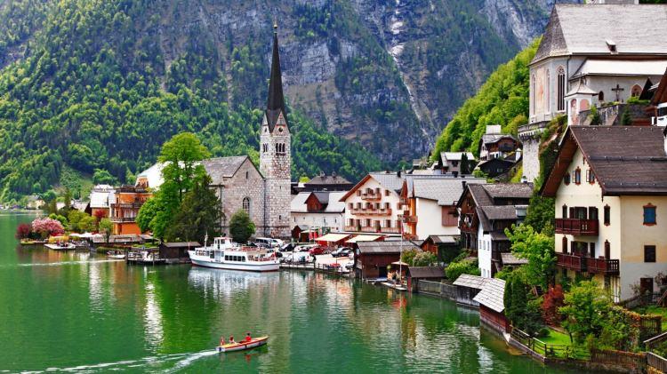 <p><strong>İSVİÇRE</strong></p>

<p>Toplam nüfusu yaklaşık 8,1 milyon olan İsviçre'de ortalama ömür 82,8 yıl olduğu ve ülkenin <strong>dünyanın en sağlıklı 10. ülkesi </strong>tahmin ediliyor. </p>
