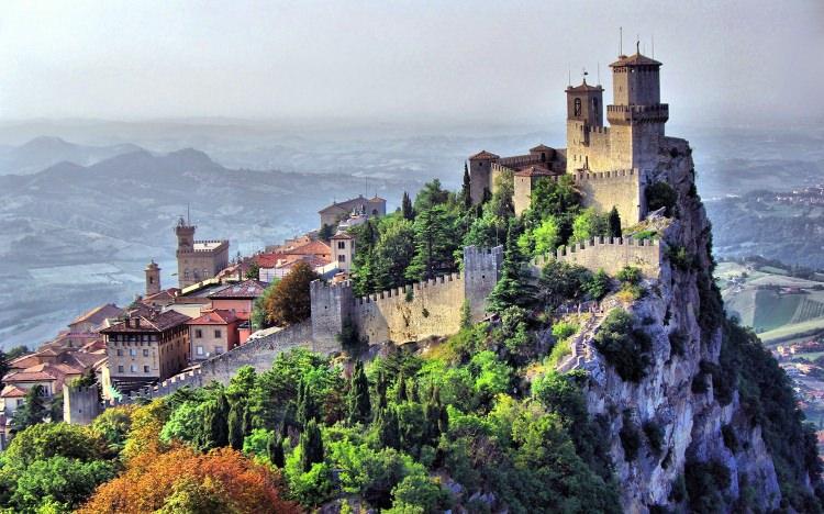 <p><strong>SAN MARİNO</strong></p>

<p>Ortalama yaşam süreasinin 83.5 yıl olduğu San Marino,<strong> dünyanın en sağlıklı 5. ülkesi.</strong></p>
