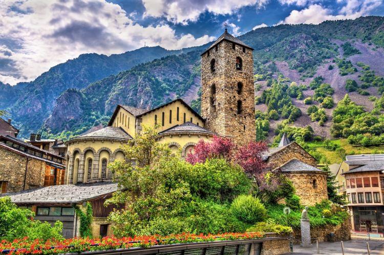 <p><strong>ANDORRA</strong></p>
<p>Dünya'nın <strong>en sağlıklı 2. ülkesi</strong> olan Andorra'da ortalama ömür 84.2 yıl. </p>