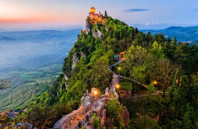 <p>Toplam nüfusu sadece 32.576 kişi olan San Marino, dünyadaki en az nüfuslu ülkeler arasında yer alıyor. Kişi başına düşen milli gelir ise 35.928 dolar. </p>