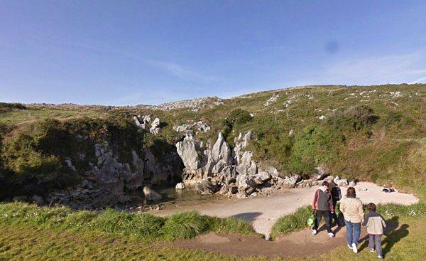 <div>Milyonlarca yıl boyunca kayaların altından tüneller açan deniz suları çayırın ortasında havuz benzeri bir su birikintisi oluşturmuş.</div>
<div> </div>