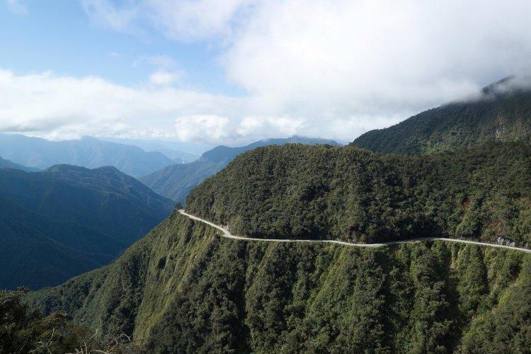 <p>Kuzey Yungas yolu</p>

<p>Nerede: Bolivya<br />
Rakım: 4,650m<br />
Risk: Aracınızı uçurumun kıyısında sürmek zorundasınız</p>

<p>Dünyanın en tehlikeli yolu olarak ün yapan Yungas, 90’lı yıllara kadar alternatifi olmayan ve geçilmesi zorunlu bir yoldu. Daha sonra farklı yollar inşa edildi ve bugün bu yol sadece hayatının macerasını yaşamak isteyen sürücüler tarafından tercih ediliyor. Sık ormanın içerisinden kıvrılarak tırmanan ve 4.650 metreye ulaşan bu aşırı dar yolda sürücülerin tam anlamıyla gözlerini dört açmaları lazım.</p>
