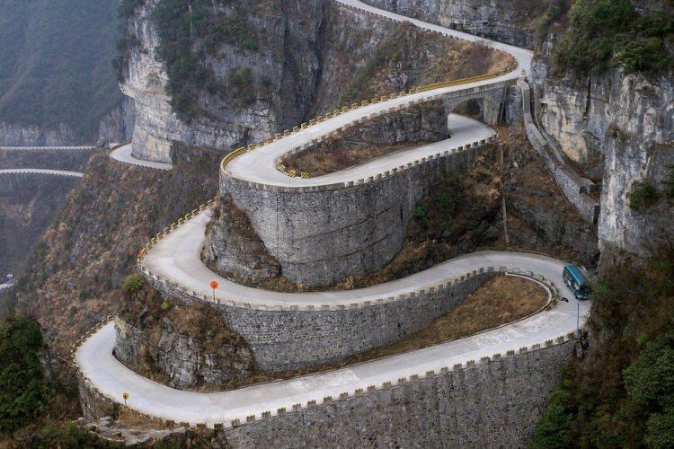 <p>Tianmen dağ yolu</p>

<p>Nerede: Çin<br />
Dönüş sayısı: 99 <br />
Risk: Fotoğrafa dikkatlice baktınız mı?</p>

<p>Adeta bir hayal alemini andıran Tianmen Dağı Ulusal Parkı’nda yer alan yolda tam 99 adet dönüş var ve bu 11 kilometrelik yolun sonunda 1.300 metre yüksekliğe ulaşıyorsunuz.</p>
