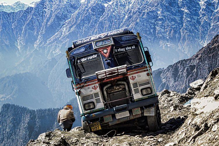 <p>Rohtang geçidi</p>

<p>Nerede: Hindistan<br />
Sürüş için uygun mevsim: Mayıs ve Kasım arası<br />
Risk: Toprak kayması</p>

<p>Yoğun toprak kaymaları yaşanan 4.000 metre yükseklikteki yol sadece Mayıs ve Kasım ayları arasında açık. Hindistan hükümeti bu yolun alternatifi olan 8,8 kilometrelik bir tünel inşa edince, Rohtang da sadece maceracılara kalmış.</p>
