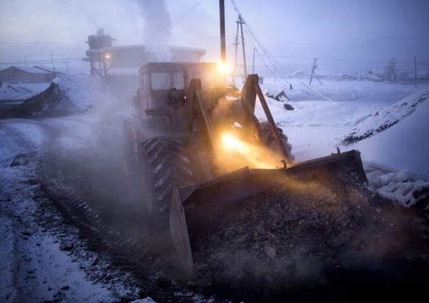 <p>Bu köyde çocuklar da soğuğa alışkın. Okullar hava sıcaklığı -52 derecenin altına indiğinde kapanıyor. Oymyakon sakinlerinin en sevdiği aktivite ise buz tutmuş gölde balık avlama</p>