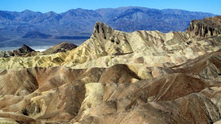 <p>Dünyanın en sıcak bölgesi Death Valley'dir. Bu çölde su olmadan sadece 14 saat yaşayabilirsiniz. Bölgede şimdiye kadar kaydedilmiş en yüksek sıcaklık 56.7 derece,</p>
