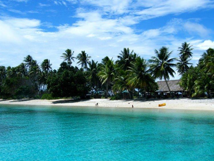 <p>Bikini Atoll / Marshall Adaları<br />
<br />
Masmavi bir deniz, harika bir kumsal.. Adeta cennetten fırlamış bir sahil gibi. Fakat Bikini Atoll adasını bir radyoaktif çoraklığa çeviren sayısız nükleer test programına ev sahipliği yapmıştır. Bu durum hem insanlar hem de tüm canlı organizmalar için bölgeyi son derece tehlikeli bir hale çeviriyor.</p>