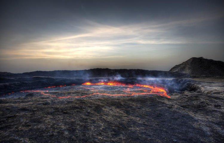 <p>Afar bölgesinde bulunan volkan gezegenin en tehlikeli yanardağlarından biridir. Devamlı küçük depremler yaratır, derin yarıklar açılır. Zirvesinde iki lav gölü bulunmakta. İçlerindeki lav oranları her gün değişkenlik gösterir.</p>