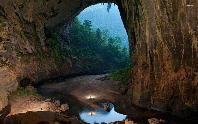 <p>Son Doong Mağarası, Vietnam<br />
<br />
Esrarengiz bir dev mağaradır ve ilk defa 1991 yılında Vietnam’ın balta girmemiş bir ormanın içerisinde bir yerli tarafından keşfedilmiştir.<br />
<br />
İçerisinden gelen yüksek ses ve gürültüler nedeniyle yerliler buradan uzun bir süre boyunca uzak durdular.<br />
<br />
Ancak 2009’da yapılan bir incelemeden sonra bu yerin dünyanın en büyük mağarası olduğu anlaşıldı, öyleki içine 40 katlı bir gökdelen bile sığabilir.</p>