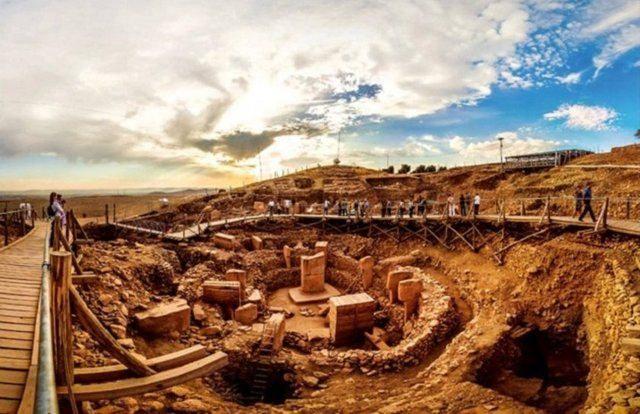 <p>Göbekli Tepe<br />
<br />
Şanlıurfa'nın 22 kilometre kuzeydoğusunda 1964 yılında yapılan uzun kazılar sonucunda keşfedildi.<br />
<br />
İnşası milattan önce 10000 yılına uzanan Göbeklitepe insanlık tarihinin en eski yapısıdır</p>