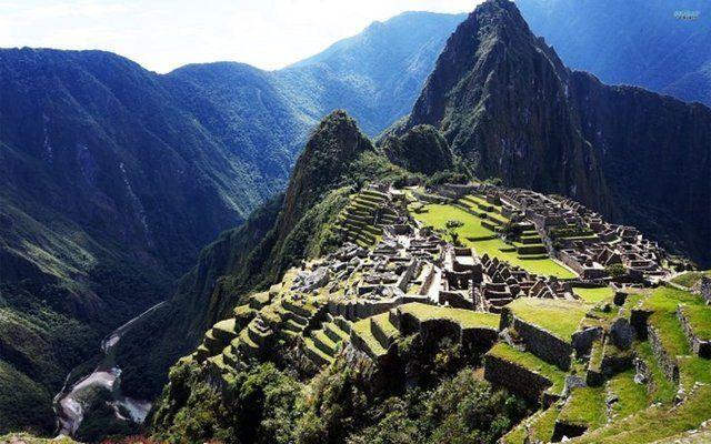 <p>Machu Picchu<br />
<br />
Machu Picchu şu ana kadar keşfedilmiş olan en gizemli kayıp şehirler arasında yer almakta.<br />
<br />
1911 yılında Amerikalı bir tarihçi tarafından tesadüfen bulunan şehir 1450 yılları civarında 1360 metre yükseklikteki bir dağın zirvesine zor şartlarda kurulmuşt</p>